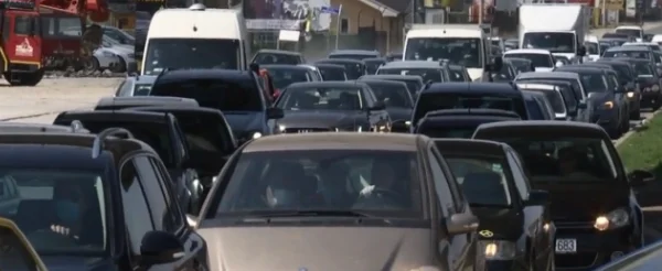 Columnas de coches largos en las entradas de Pristina