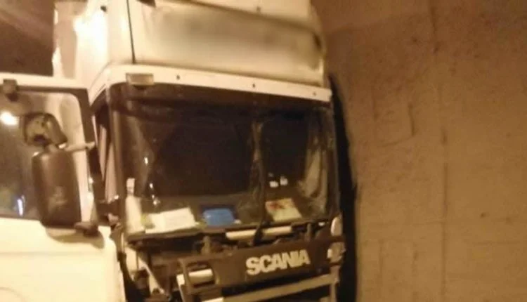 Le conducteur albanais s'endort au volant, le camion s'écrase dans le tunnel