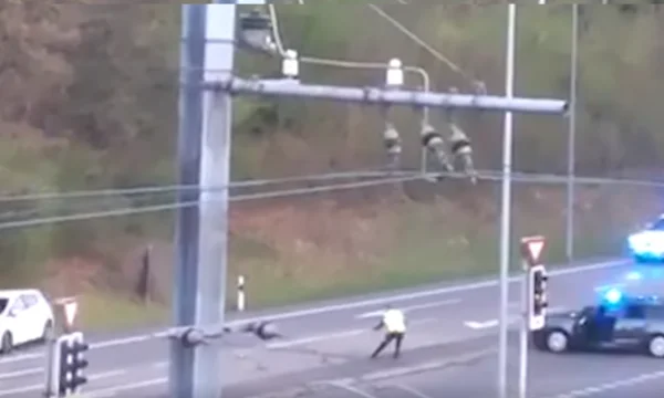 Kosovar est poursuivi par la police suisse, comme dans les films, évite les bloqueurs de ongles