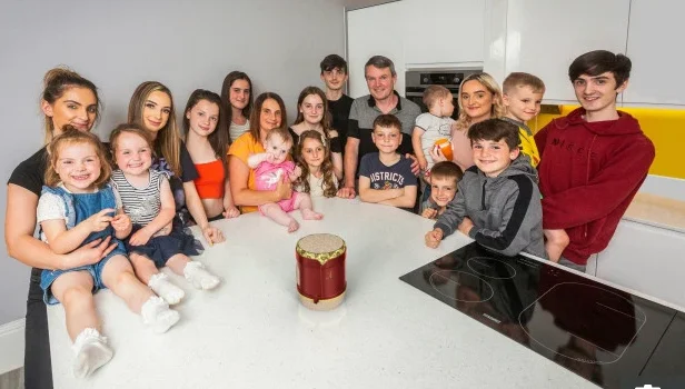 La più grande famiglia britannica introduce 22 ° bambino