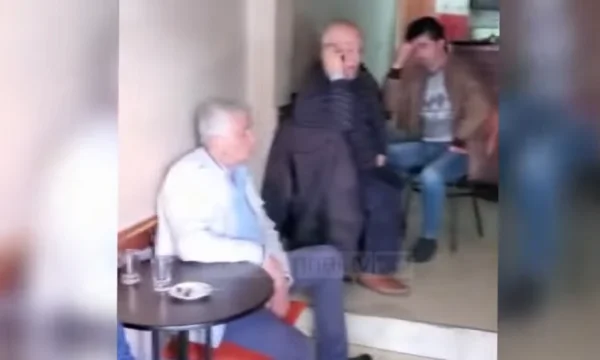 La polizia è <x0).
