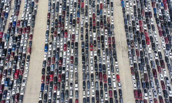 Seis mil familias americanas esperan en línea con los coches para conseguir comida gratis