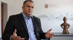 Shpend Ahmeti: Qytetarët të dezinfektohen në tunel para se të hyjnë në kontroll
