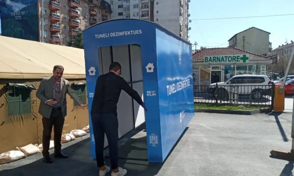 Vista por túnel desinfectante en Pristina