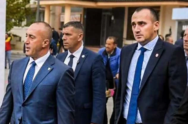 Deputeti i AAK-së: Për tre muaj NATO e kapitulloi Jugosllavinë, këta ende nuk i ndanë karriget