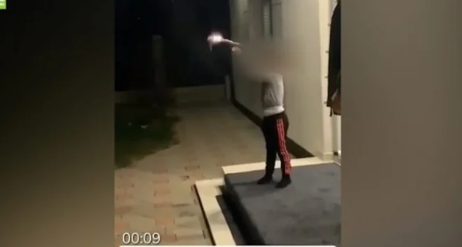 Mitrovica le da el arma a la menor, le dispara varias veces.