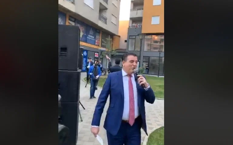 Agim Bahtiri von '%s' Song in pandemischer Zeit in Mitrovica (Video)