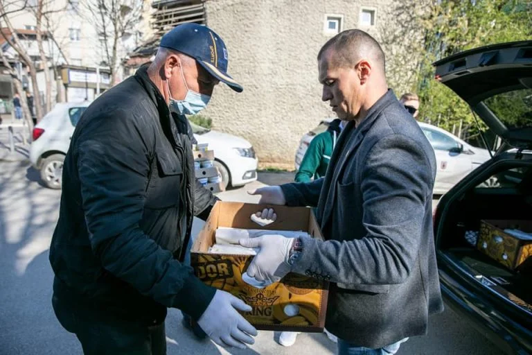 vetrani i KLA sparsi per la pulizia stradale a Pristina
