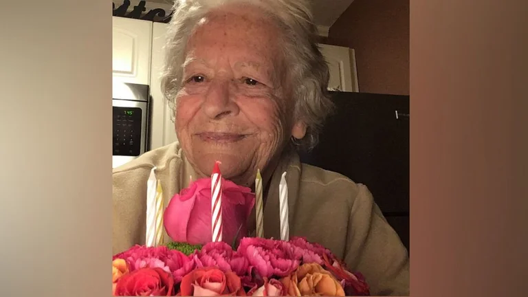 Oma singt ihr Geburtstagslied zum 88. Jubiläum, Video, das Sie positiv füllen wird.
