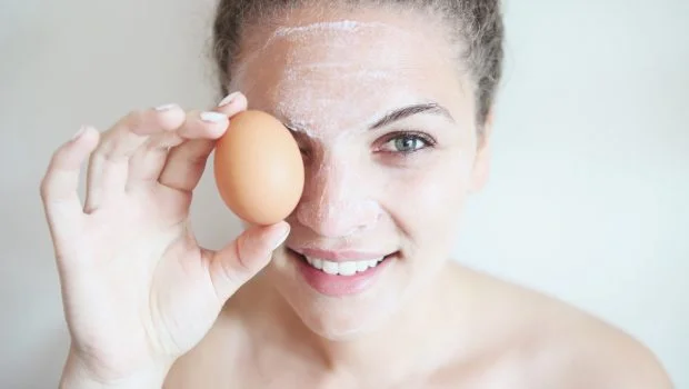 Making a nutritious mask for your face with yellow eggs and lemons