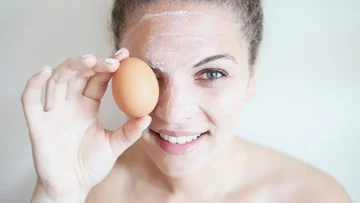 Making a nutritious mask for your face with yellow eggs and lemons