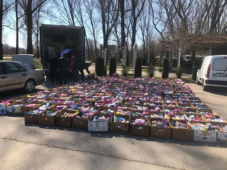 With the initiative of Wessel, PDK distributed hundreds of food packages in northern Kosovo (Photo) today