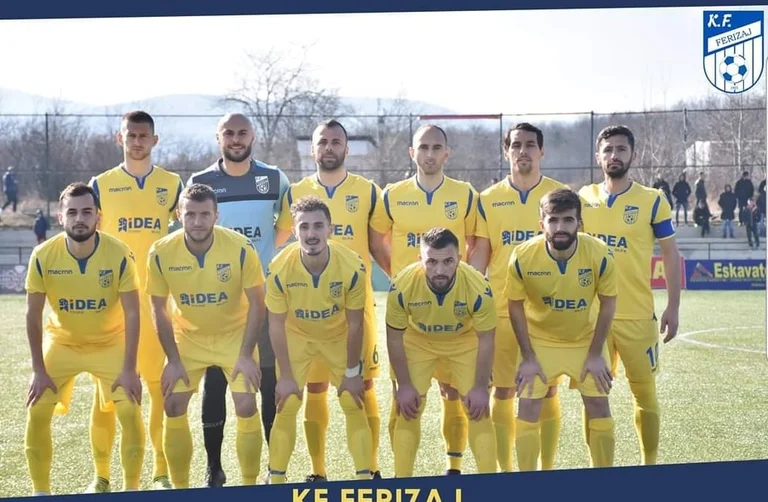 Ferizaj Star pour Periscope: Pas de salaire, c'est une grosse affaire. C'est une famille et une société.