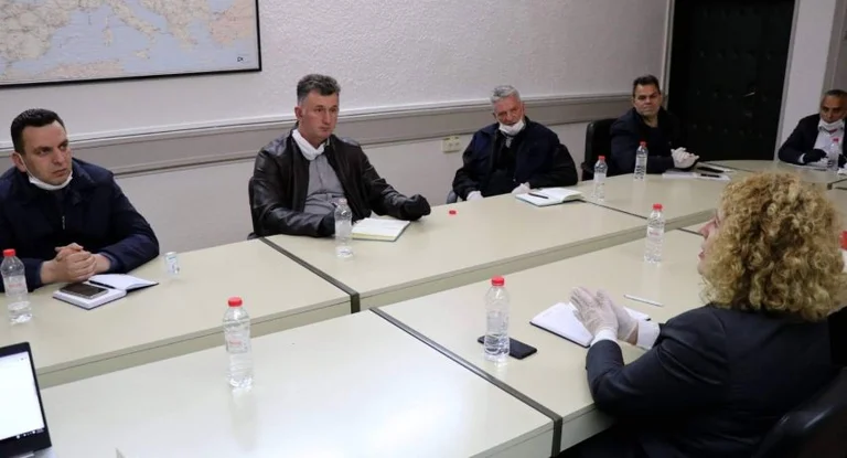 Nous allons protéger l'entreprise de toute mauvaise action gouvernementale.
