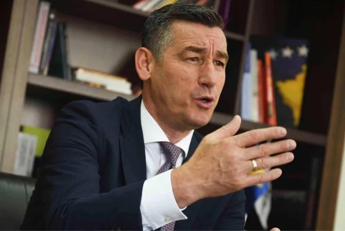 Ish këshilltari e qorton Kadri Veselin: Harroje UÇK-në, mos qit në foltore njerëz që s’dinë shkrim-lexim