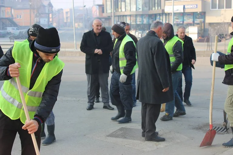 “Cleaning workers” warn protests, not included in the government's emergency package.