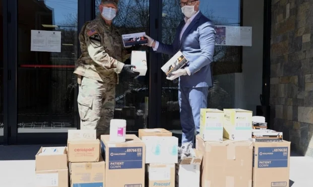 La KFOR dona equipo de defensa al norte y al sur de Mitrovica para combatir la corrupción