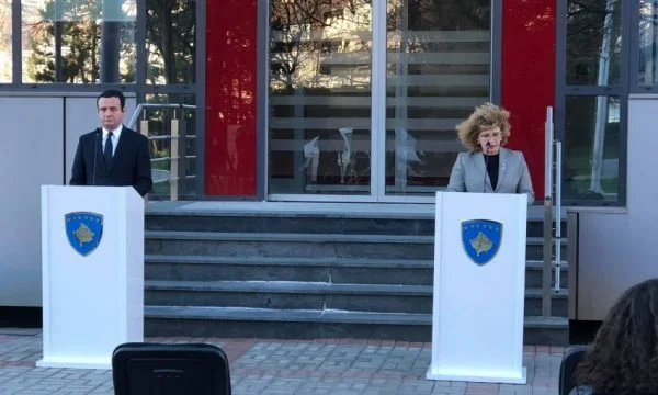 Le ministre Hajdari est mort aujourd'hui son père, Kurti, à la conférence