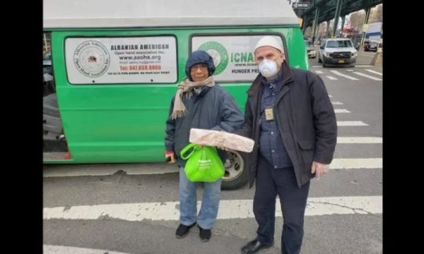 Albanés ayudando con la comida en Nueva York, en el tiempo del Coronavirus