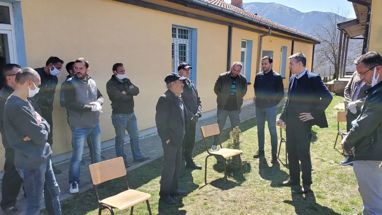Wessel im Norden Kosovo trifft albanische Bewohner in Zvecans Leposaviq