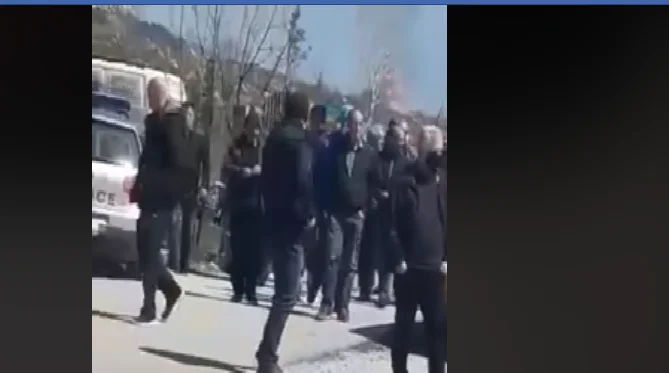 La polizia interviene a Istog per disperdere le persone da una cerimonia di sepoltura