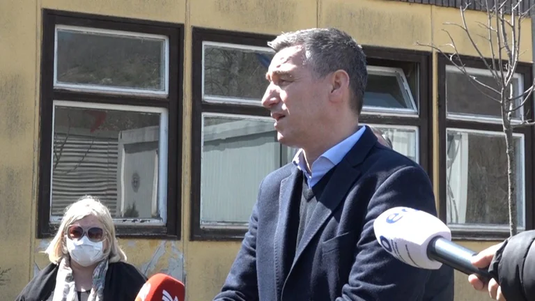 Kadri Wessel visita aldeas de Leposaviqi