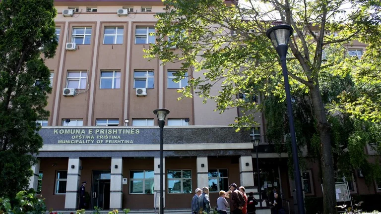 There are services in Pristina municipality for those who don't have gloves masks