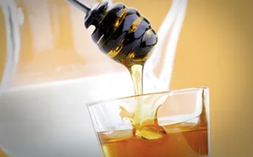 Seven health benefits from honey and milk