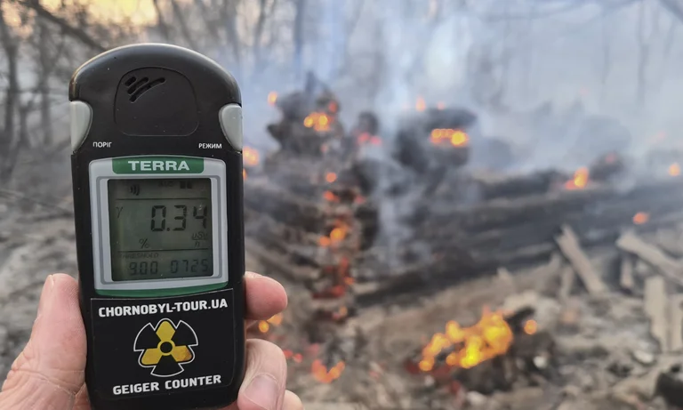 L'incendie a éclaté dans les forêts voisines