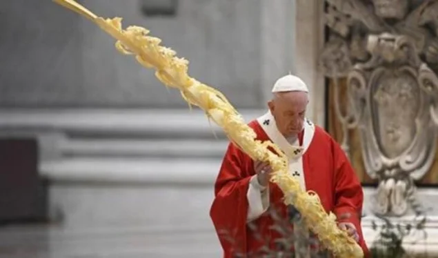 Le pape porte une messe sans croyants