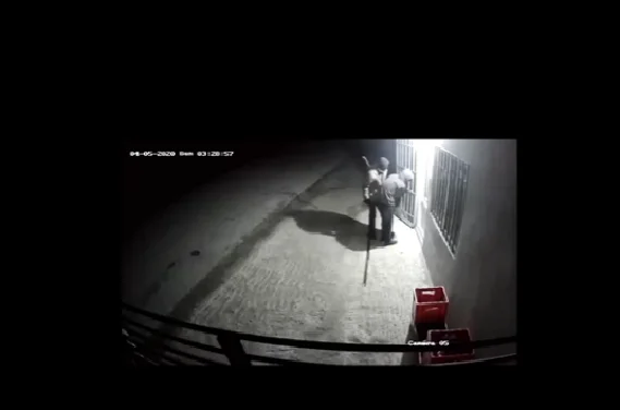 Es para el guardia policial. Roban todas las cosas de la tienda en Pec lentamente.
