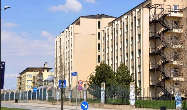 Una donna si fa male cercando di sfuggire alla quarantena al Pristina Students Centre