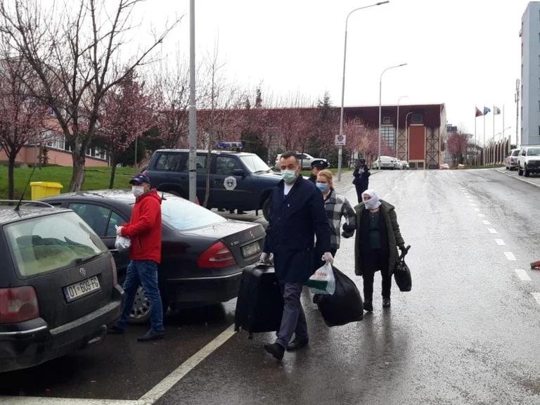 Libéré par le Centre des 95 étudiants, isolé à la maison