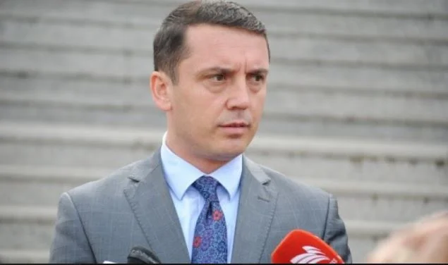 MP Gashi: Kurt sigue violando la Constitución y arrastrándose en el norte de la tierra