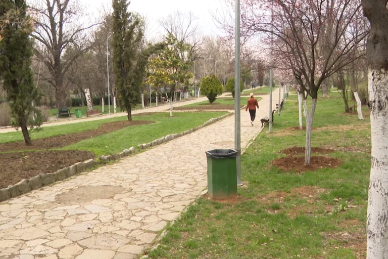 Parks in empty Pristina, citizens stick to government decision