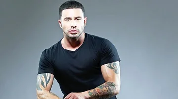 Robert est averti de chez lui, ayant de tristes nouvelles de ses fans