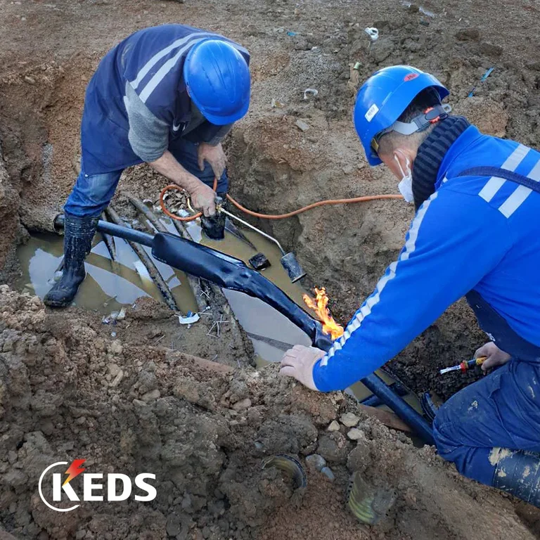 Los trabajadores de la KED están cuidando al máximo que nadie permanece sin electricidad