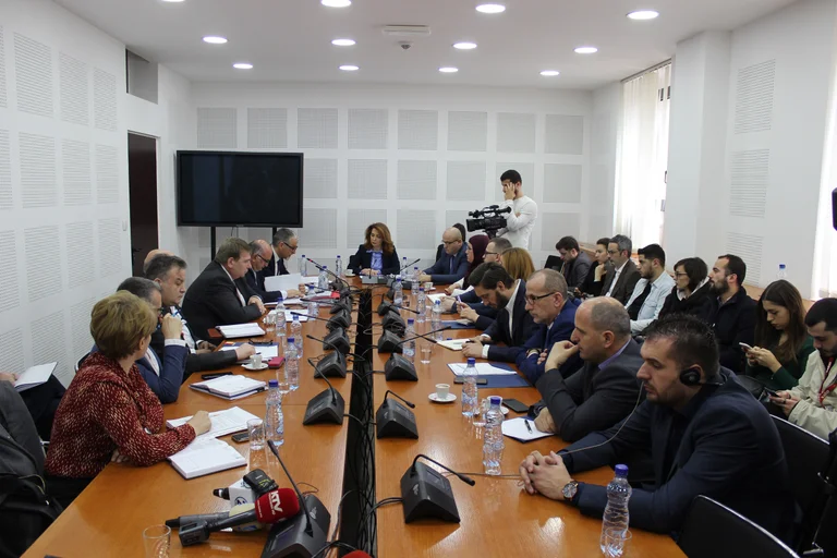 La Commissione per la Salute cerca un sostegno finanziario a tutti i dipendenti medici e di supporto