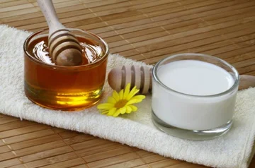 Sette benefici per la salute dal miele e dal latte