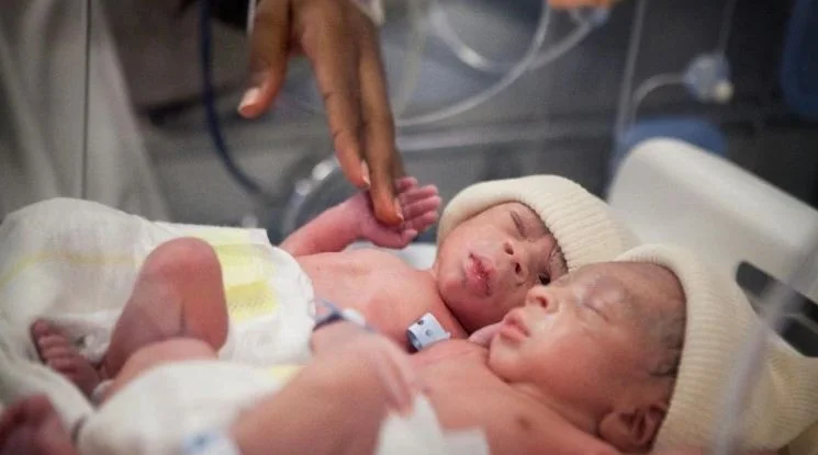 Newborn twins in India are baptized by the names Corona and Covid.