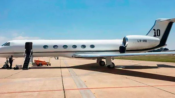 Panic in the air, Mess's private plane is forced to make an emergency landing
