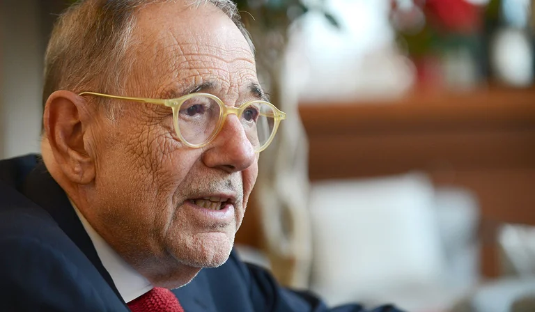 Javier Solana es notificado después de ser tocado por el coronario