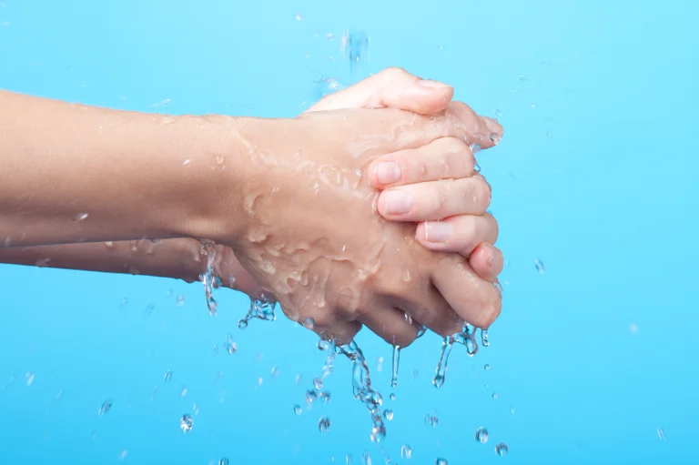 Pourquoi ne pas utiliser l'eau chaude pendant le lavage des mains?