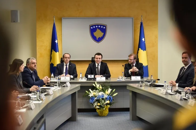 Qeveria Kurti mund të ketë 199 këshilltarë, vetëm shtatë më pak se ajo e Haradinajt