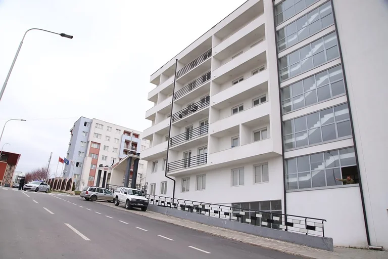 Protesta y violencia en los Conviectos en Pristina: Debido a la no-testación y la extensión de cuarentena