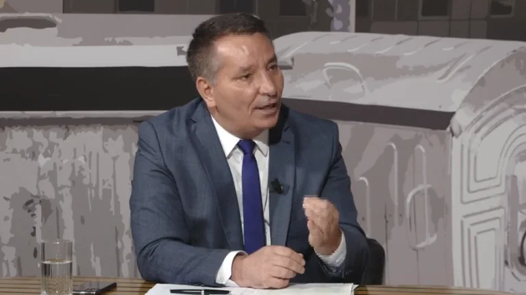 Lekay VV) militantes: No es así, somos un país democrático y podríamos pensar diferente.
