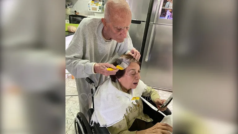 92 años cuida de su esposa, pinta su pelo en cuarentena