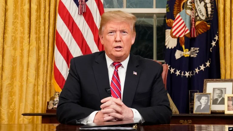 Le président Trump fait le test de Corleone : ils ont mesuré ma température.