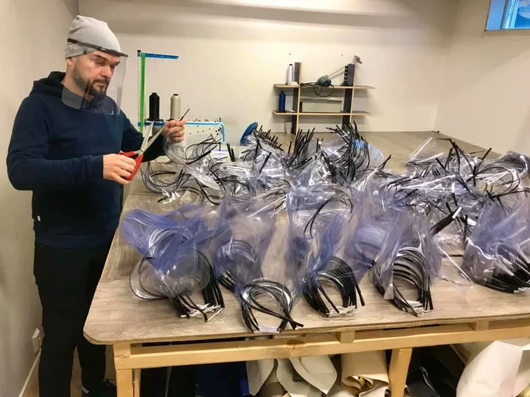 Kosovar en Suecia prepara equipo protector para los médicos allí