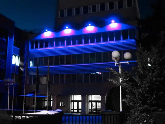 Edificio del Parlamento de Kosovo iluminado en azul el Día Mundial del Autismo